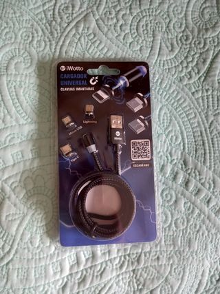 Cargador universal con clavijas imantads