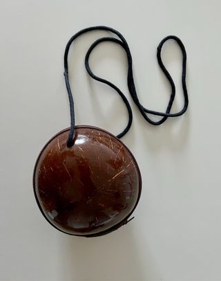 bolso hecho de coco