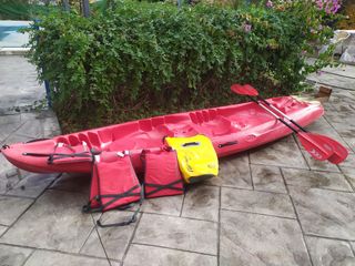 Kayak , piragua con motor y resto de equipo.