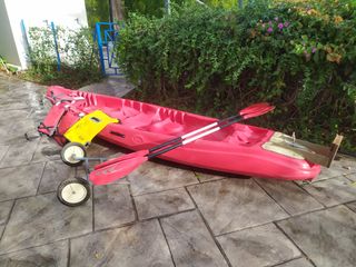 Kayak , piragua con motor y resto de equipo.