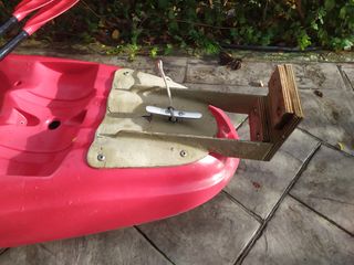 Kayak , piragua con motor y resto de equipo.