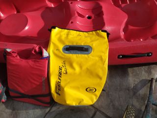 Kayak , piragua con motor y resto de equipo.
