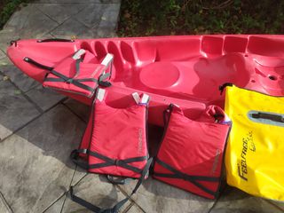 Kayak , piragua con motor y resto de equipo.
