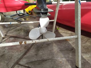 Kayak , piragua con motor y resto de equipo.