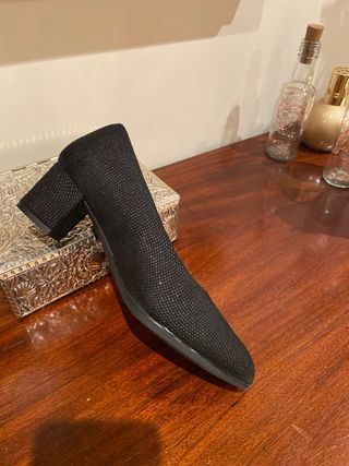 zapatos negros un poco brillo