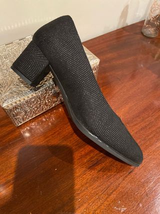 zapatos negros un poco brillo