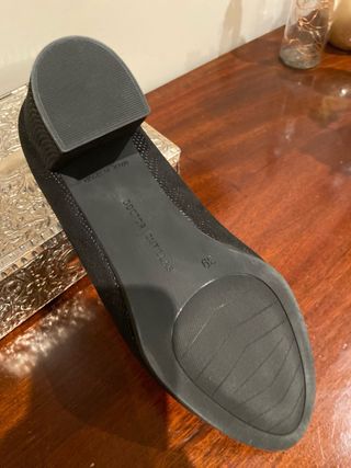 zapatos negros un poco brillo