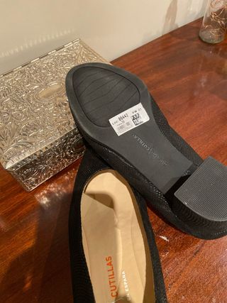 zapatos negros un poco brillo