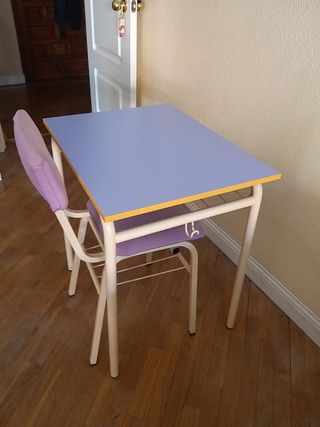 Escritorio infantil y silla