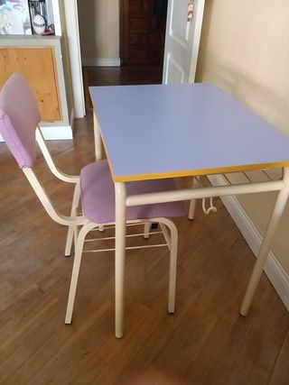 Escritorio infantil y silla