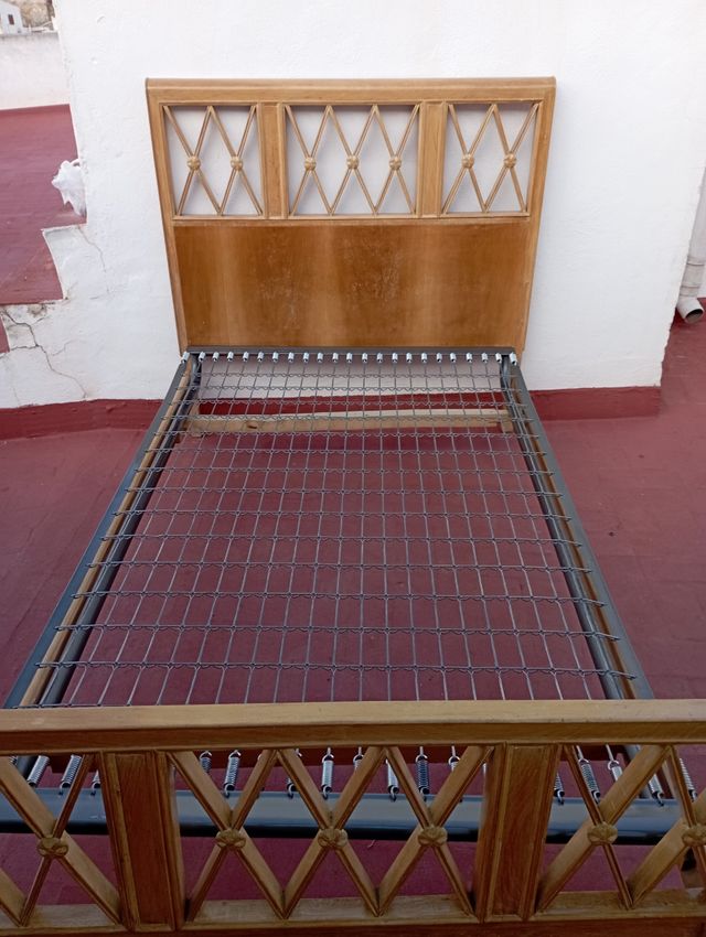 Cama antigua de madera