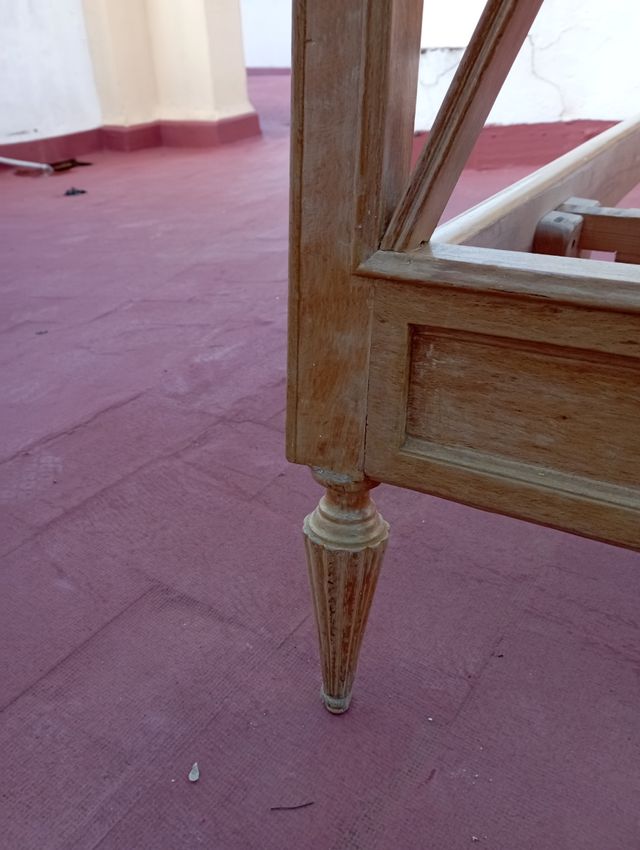 Cama antigua de madera