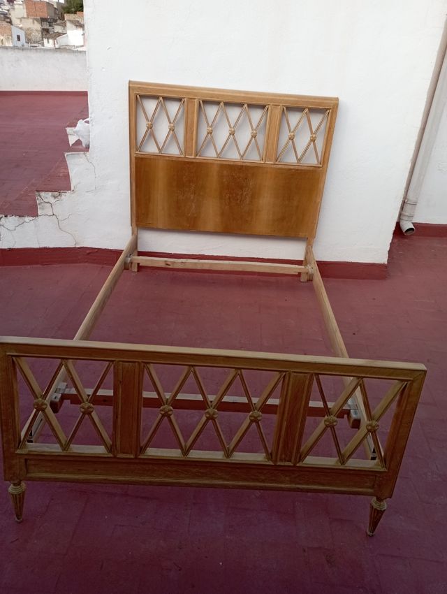 Cama antigua de madera