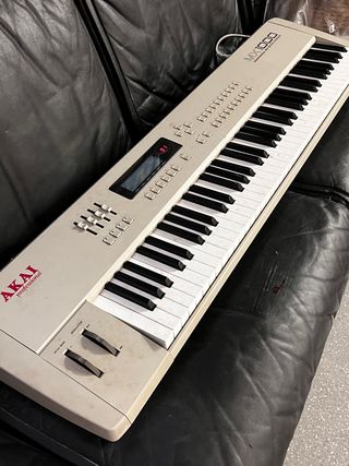 Controlador Midi Akai MX1000 de segunda mano por 150 EUR en