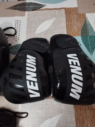 Guantes de boxeo Venum.