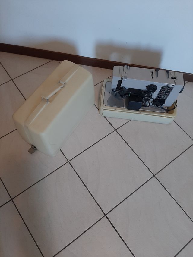 Macchina da cucire elettrica NECCHI