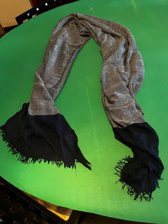 Sciarpa grigia e blu