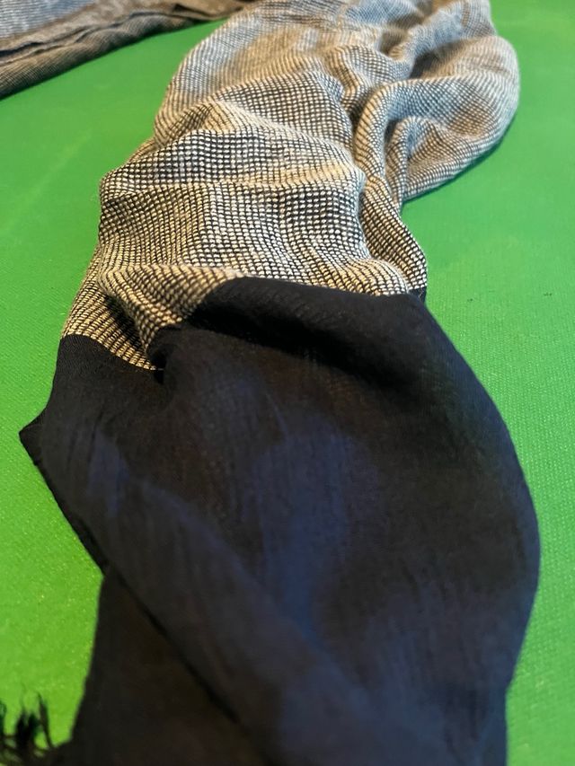 Sciarpa grigia e blu