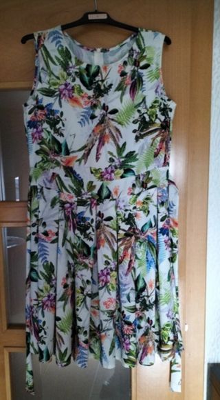 Vestido floral sin mangas 