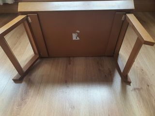 Mesa auxiliar con patas