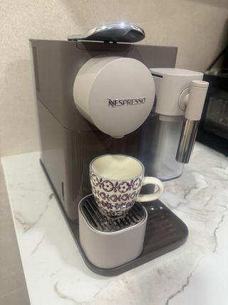 Cafetera Nespresso De’Longui