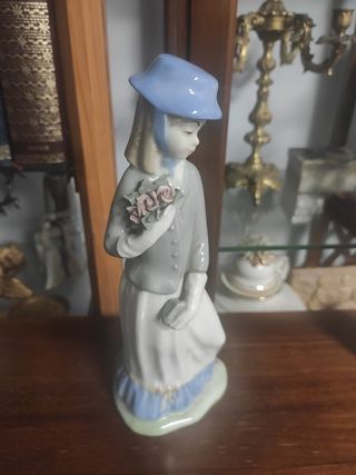 Figura de Porcelana pintada y realizada a mano