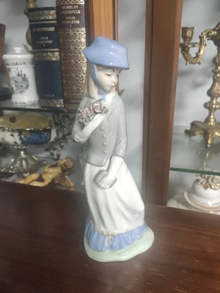 Figura de Porcelana pintada y realizada a mano