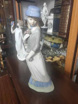 Figura de Porcelana pintada y realizada a mano