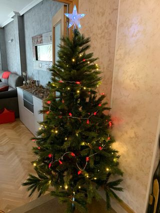 Árbol de navidad con adornos