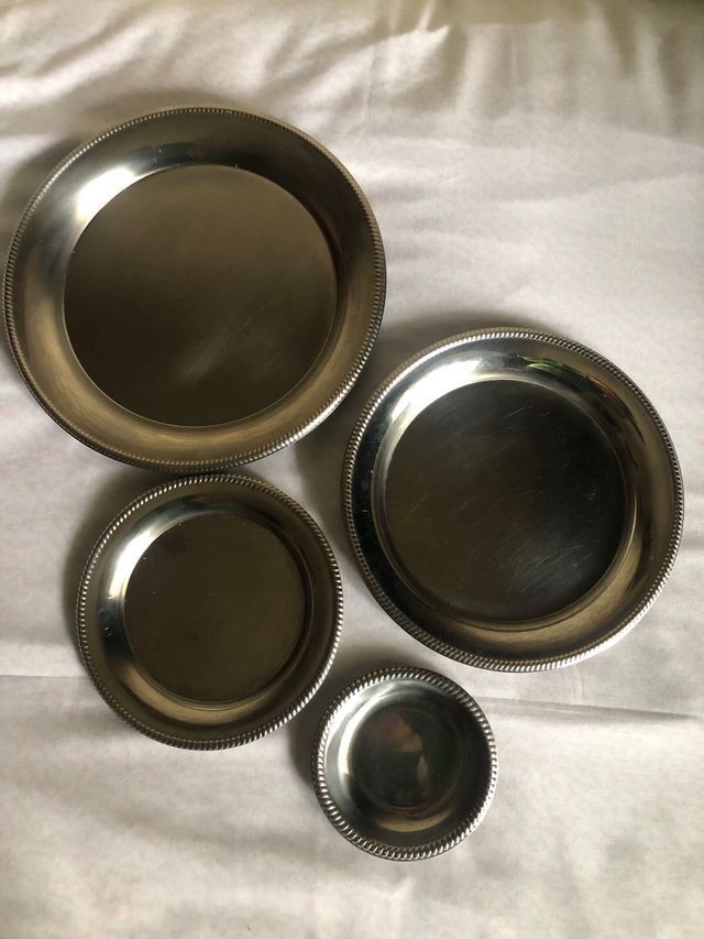 Lote 4 bandejas redondas de acero inoxidable.