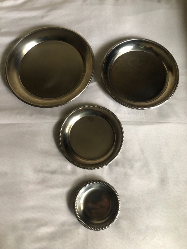 Lote 4 bandejas redondas de acero inoxidable.