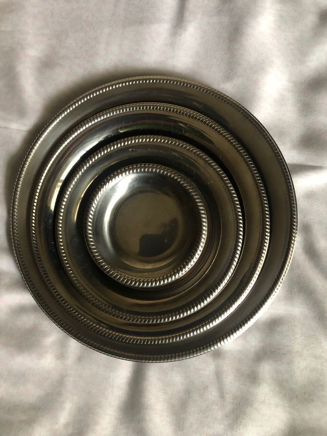 Lote 4 bandejas redondas de acero inoxidable.