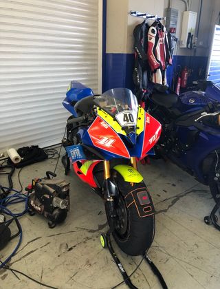 DUCATI 848 SBK y YAMAHA R6R DE CIRCUITO