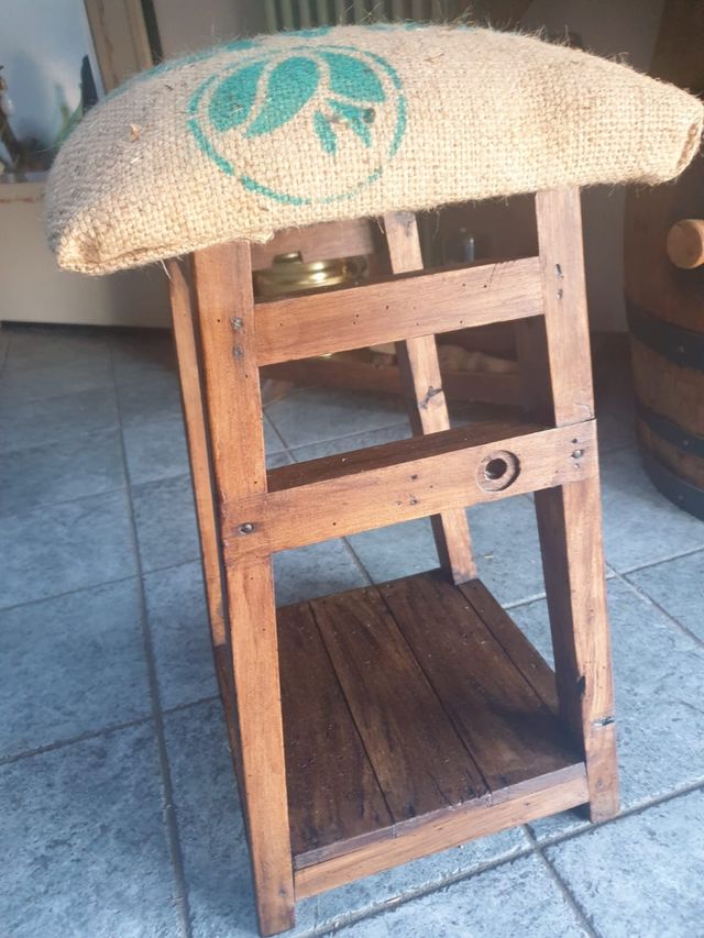 Sgabello in legno