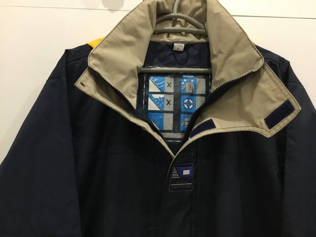 Chaqueta impermeable y cortavientos de hombre. 