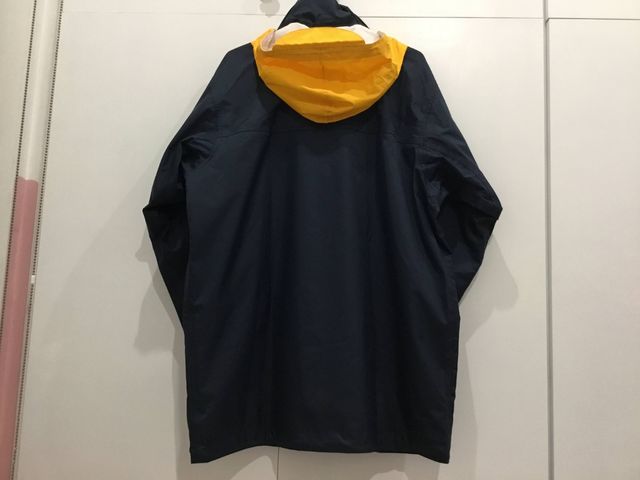 Chaqueta impermeable y cortavientos de hombre. 