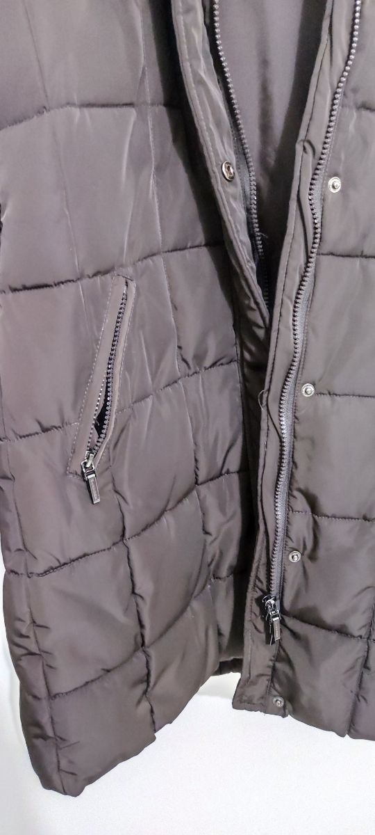 Piumino donna lungo. Con cappuccio impermeabile.