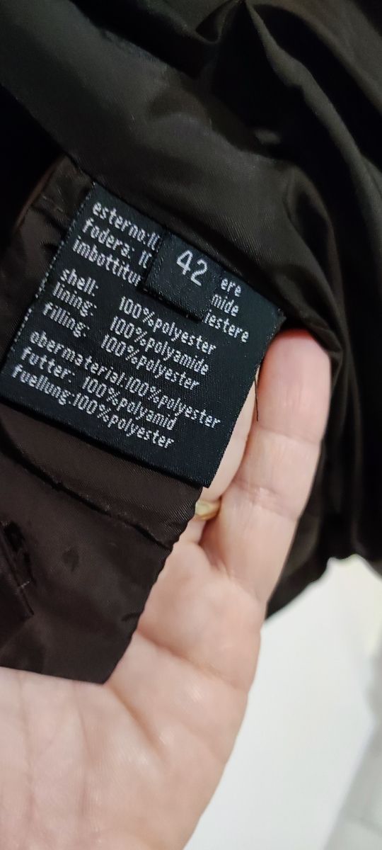 Piumino donna lungo. Con cappuccio impermeabile.