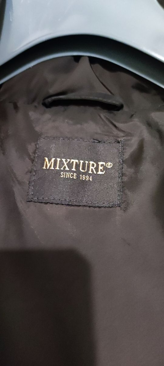 Piumino donna lungo. Con cappuccio impermeabile.