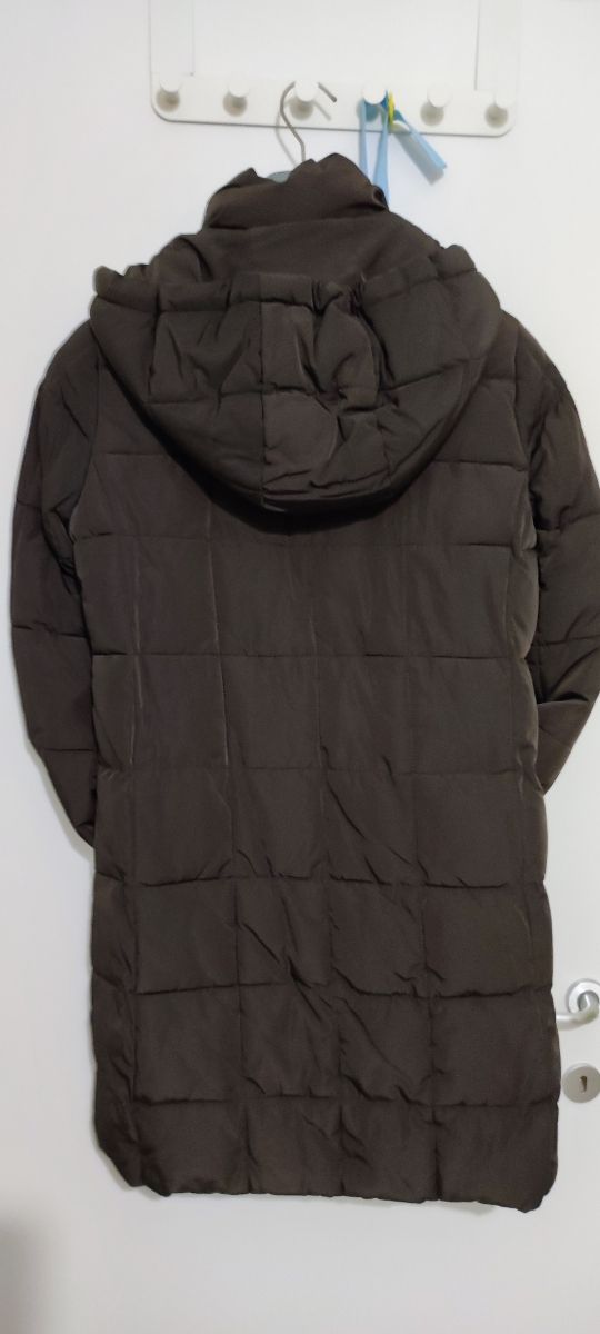 Piumino donna lungo. Con cappuccio impermeabile.