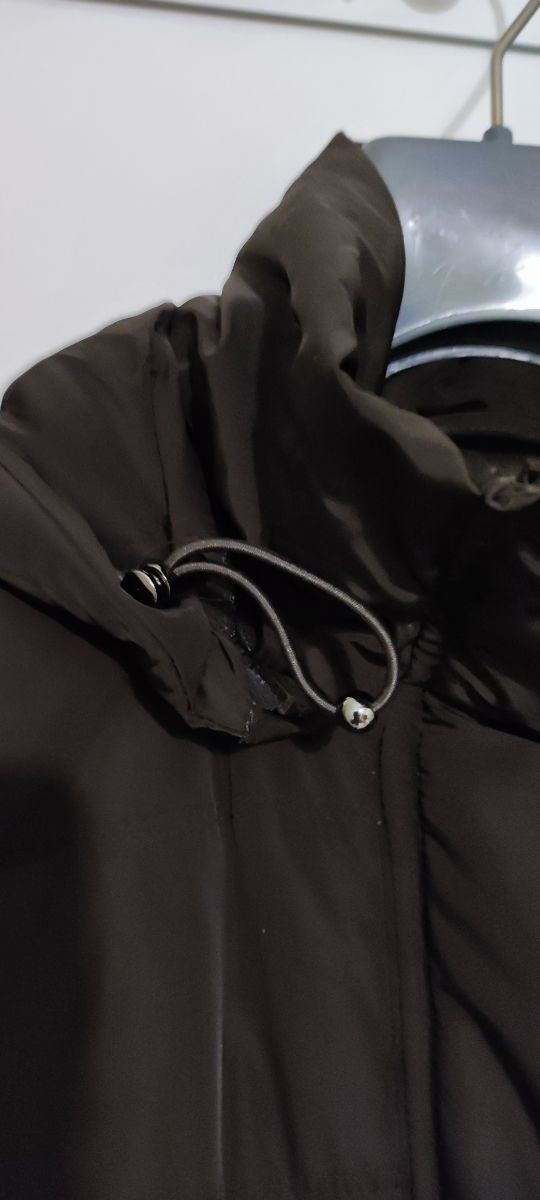 Piumino donna lungo. Con cappuccio impermeabile.