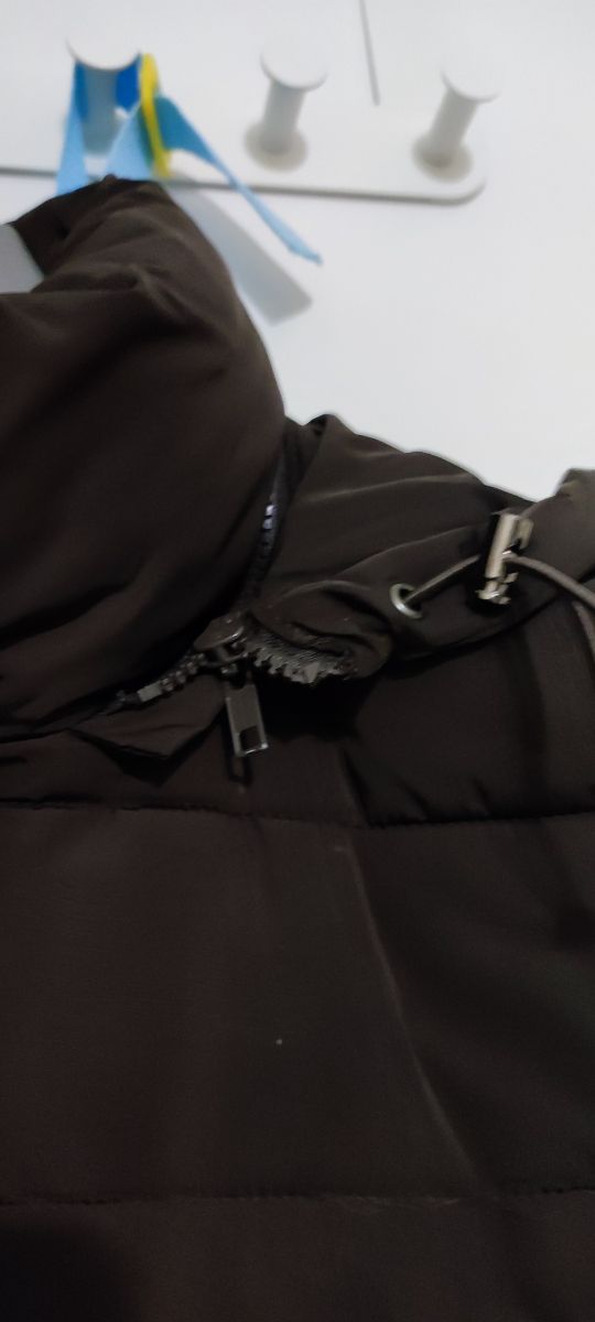 Piumino donna lungo. Con cappuccio impermeabile.