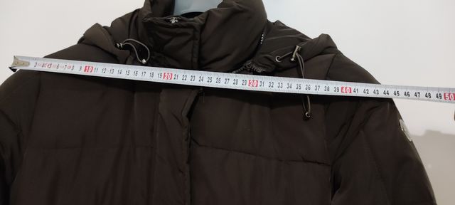 Piumino donna lungo. Con cappuccio impermeabile.