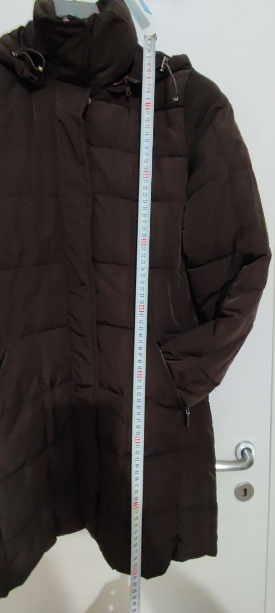 Piumino donna lungo. Con cappuccio impermeabile.