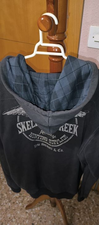 Chaqueta sudadera Levis muy nueva