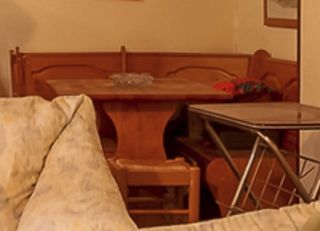 Mesa. armario con espejo, esquinero y sillas