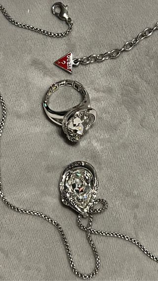 Conjunto colgante y anillo guess