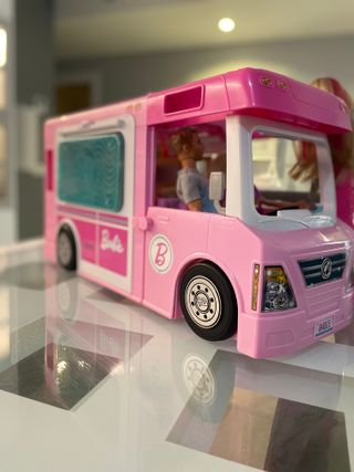 Caravana de barbie con muñecos