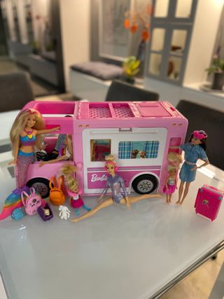 Caravana de barbie con muñecos