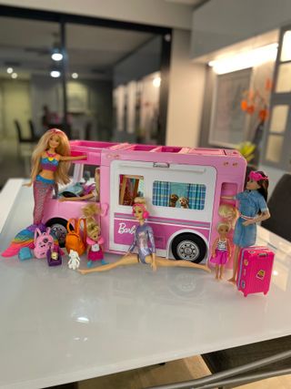 Caravana de barbie con muñecos